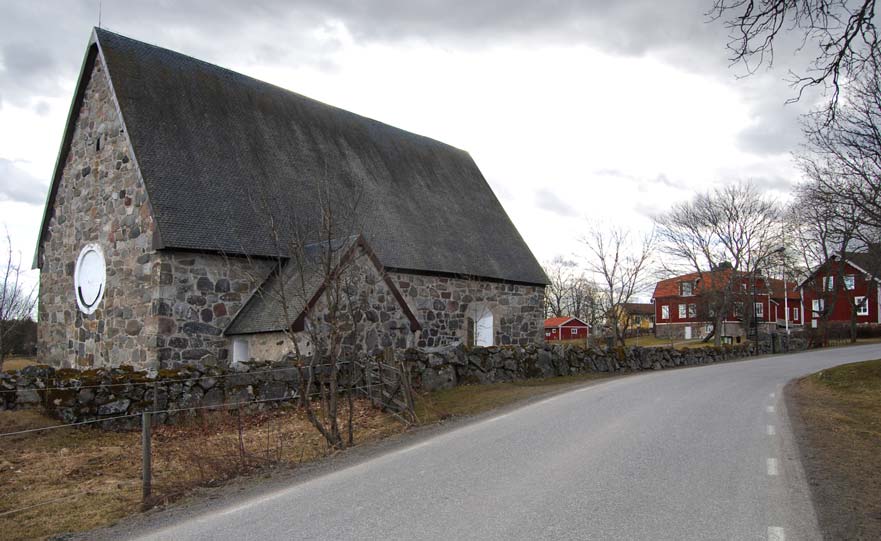 Kårsta socken Kårsta socken karaktäriseras naturgeografiskt av dalgångsbygd i väster och skogsbygd i öster.