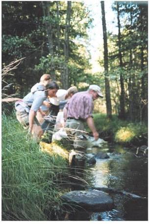 Vattendragsvandringar ( Walking by a stream ) Alla markägare utefter ett vattendrag/delsträcka Fokuserar på