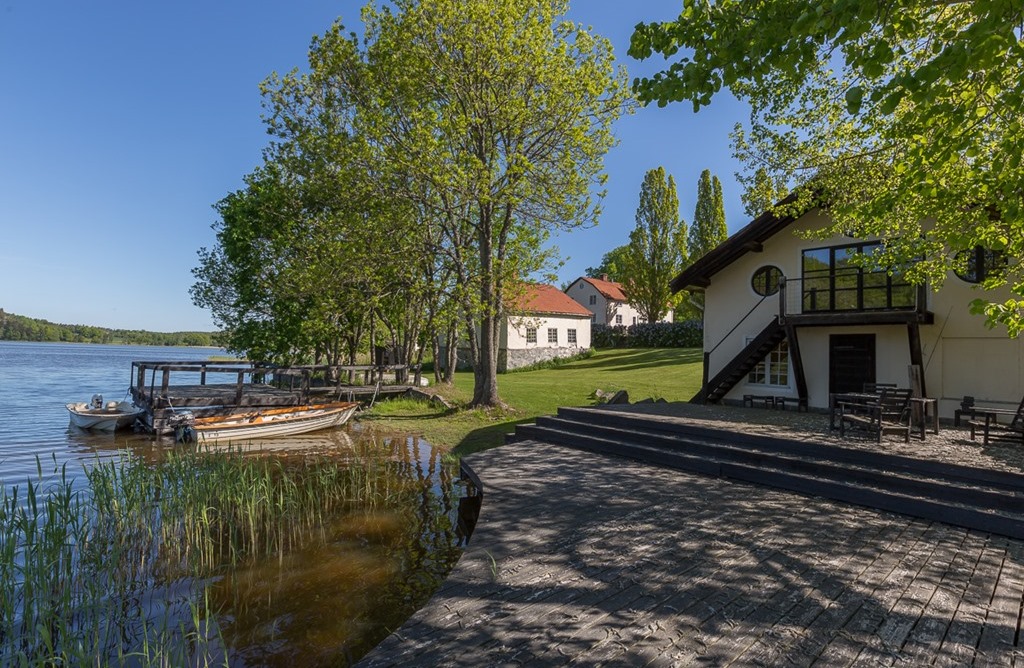 VÄSTERVIK NYGÅRD 4:2 Norra flygeln Hyresintäkt ca 5.300kr / lgh. Idag är 2 lgh uthyrda. Vid full uthyrning ger det 15.000kr/mån i varmhyra.