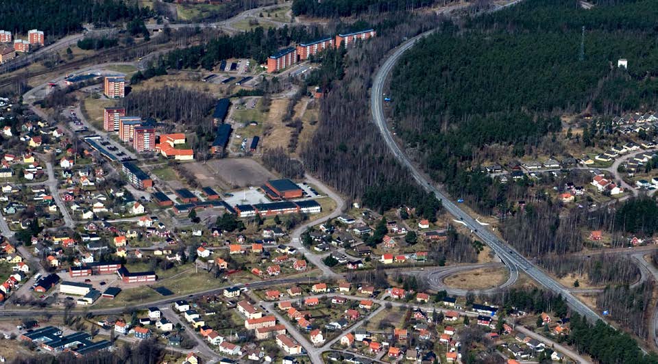 Ovan: Vy över området. GÄLLANDE REGLERINGAR OCH SKYDDSVÄRDEN 1. Förordnanden/skydd Berör planen: område med lagenligt skyddad natur enligt miljöbalken 7 kap (t ex.