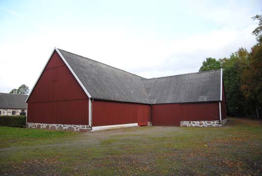 5 Loge Ca 30 x 10 m + 9 x 10 m + 4,5 x 9 = 430 m 2 byggnadsarea. Uppförd i brädbeklädd trästomme under eternittak, delvis gjutet golv.