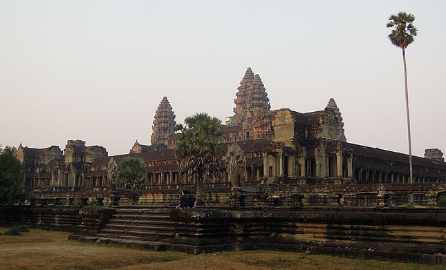 Angkor Wat, Siem Reap. RESEDAGBOK 10 februari Avresa från Stockholm, Göteborg och Köpenhamn. Gruppen samlades efter olika ankomster på flygplatsen vid Helsingfors.