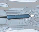 74 - Körning PARKERINGSBROMSEN Åtdragning Dra vid parkering åt handbromsen. OBS: Vid parkering i en utförsbacke, vänd hjulen mot trottoaren och dra åt handbromsen.