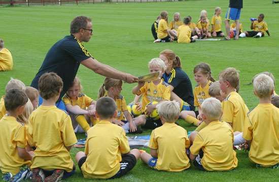 / Tommy Persson 2.1.8 Fotbollsskolan Tisdagen den 24 juni, startade Landslagets Fotbollsskola 2013 på IP. Över 60 barn och ungdomar deltog i skolan som pågick en veckan.