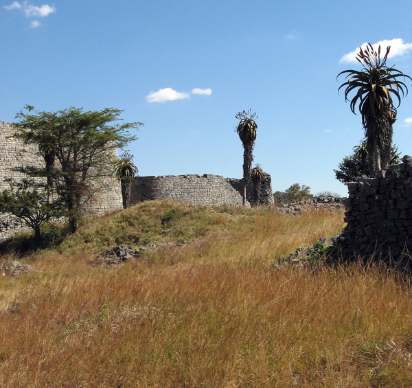 Kapitel 2 Bild. Ruinerna i Zimbabwe i dag.