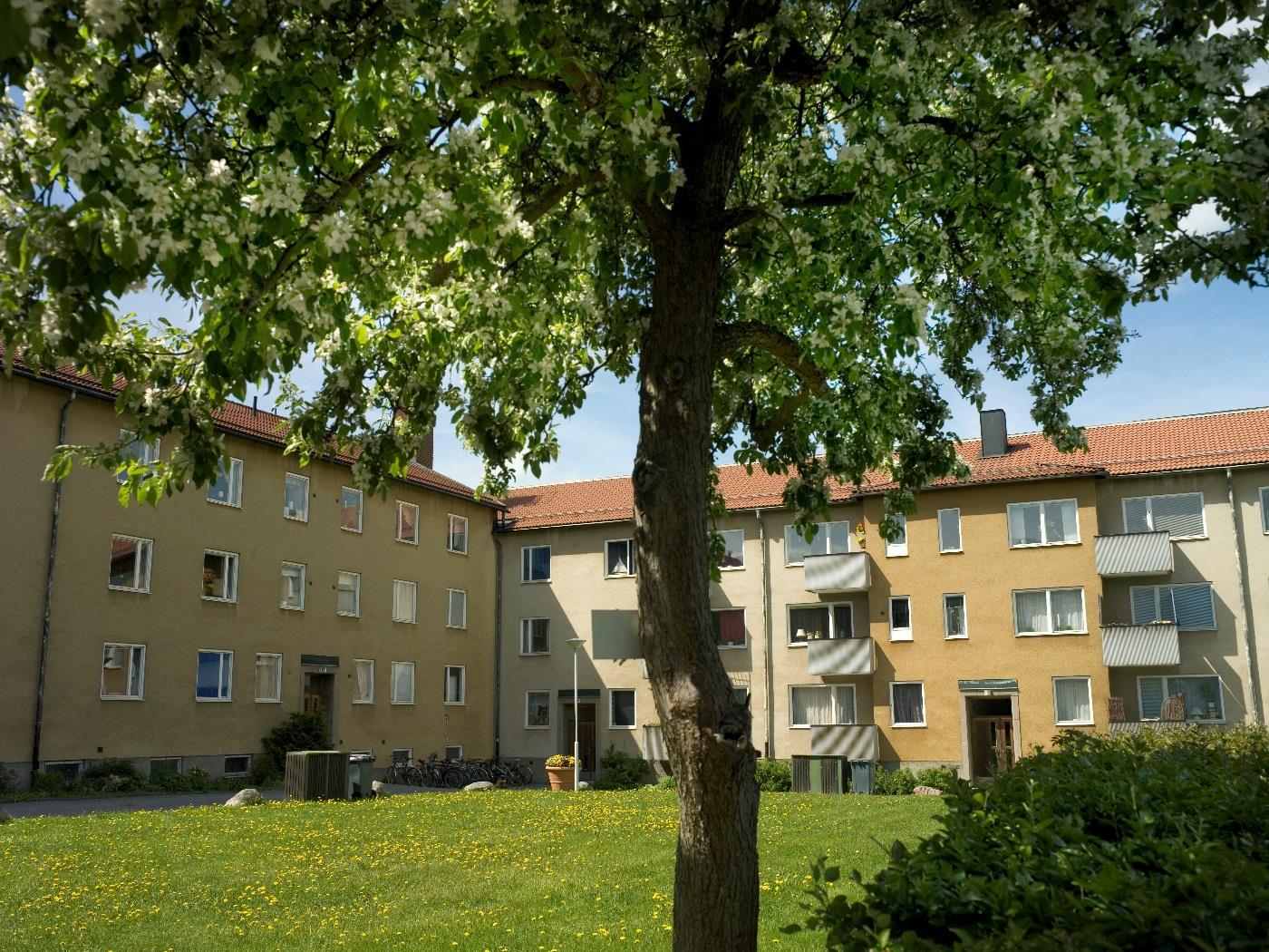 Välkommen till din nya bostad Kv. Pennvässaren 2, Lyckselevägen 90-116 Byggnadsår: 1954, antal lägenheter: 92 st, antal lokaler: 12 st HEBA Fastighets AB (publ) bildades 1952.