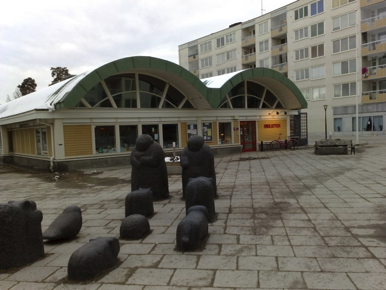 Lillen av dana rechowicz Foto: Gunnel Nordin Hon satt på tunnelbanan. Det var trångt, som alltid på morgonen. Platsen bredvid henne var ledig, men ingen satte sig där.