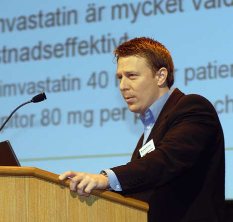 Simvastatin rekommenderas för prevention av hjärt-kärlsjukdom Rickard Malmström, docent och specialistläkare i klinisk farmakologi, fortsatte på temat hjärt-kärlsjukdom, men med fokus på