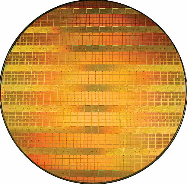 Mikroelektronikens grundläggande komponenter är små strömbrytare (transistorer) där kontakterna är 32 nanometer 0,000032 mm från varandra. Även en liten förorening orsakar därför lätt en kortslutning.