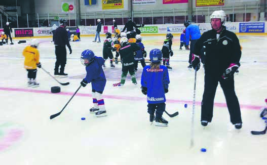 10 VILDA VÄSBY Vi vill få in alla samhällsklasser I Väsby IK:s hockeyskola är syftet att ha kul och lära sig åka skridskor. Hockeyskolan är öppen för alla oavsett bakgrund.