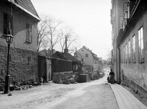 Figur 11 Skånegatan västerut från Borgmästargatan med Nytorget i fonden. Den låga träbyggnaden i mitten av bilden med trätrappa är fortfarande bevarad.