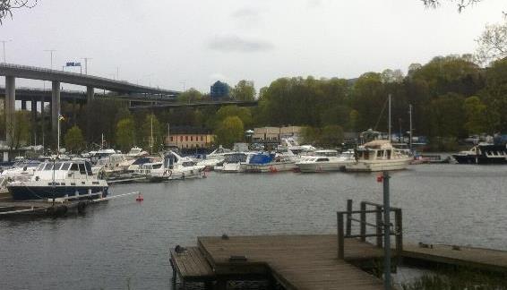 Figur 45 Vy mot söder från Skansbrogatan mot kvarvarande del av Stockholmsåsen och dess skogklädda sluttningar. Till höger i bild syns Skanstullsbron.