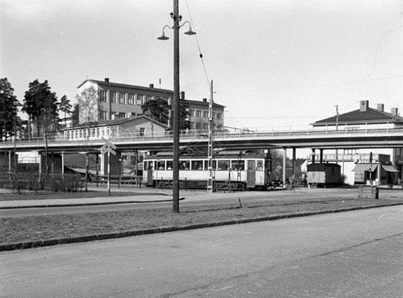 Figur 67 Sockenplan från nordost i samband med utbyggnaden av tunnelbanan i slutet av 1940-talet. Provisorisk spårvägsbana under den nya tunnelbanebron.