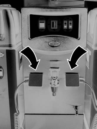 (bild 2) Anslut ej annan elutrustning till bryggenhetens strömuttag, då detta kan lösa ut säkringen inne i maskinen. bild 1. bild 2.