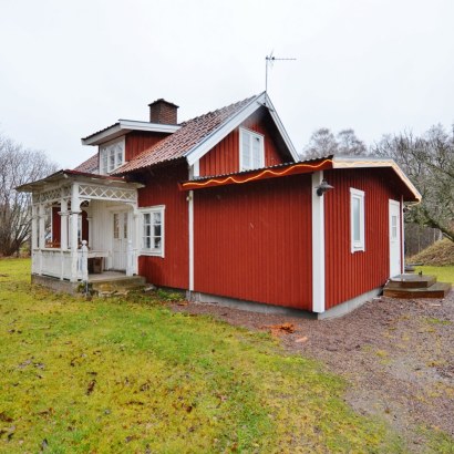 Boningshus 2 Hall med klinkerkolv och golvvärme. Nybyggt badrum i kakel och klinker, även det med golvvärme. Här finns duschhörna samt tvättmaskin och torkskåp.