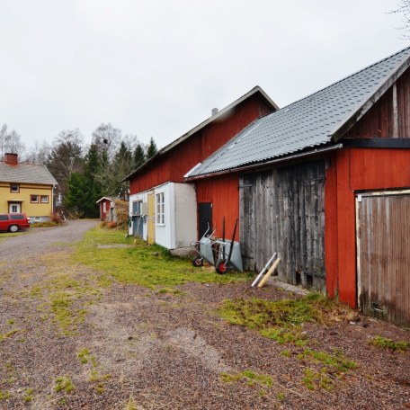 Fastigheten På fastigheten finns en paddock om 20 x 40 m, gärde, hage och ett äldre