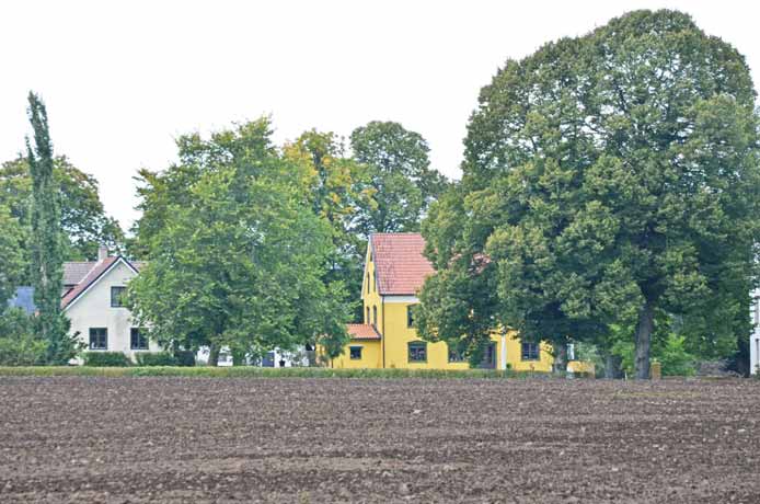 Sammanfattning Vänge Gandarve erbjuder med sin befintliga byggnation och karaktär stora möjligheter till ett lantligt och avskilt boende i en mycket vacker omgivning och historisk miljö.