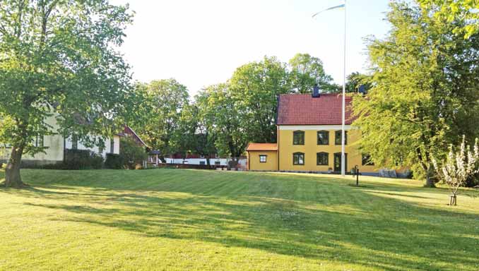 Vänge Gandarve, en av Gotlands vackraste gårdar, ligger ca 30 km sydost om Visby i ett mycket naturskönt och omväxlande jordbrukslandskap.