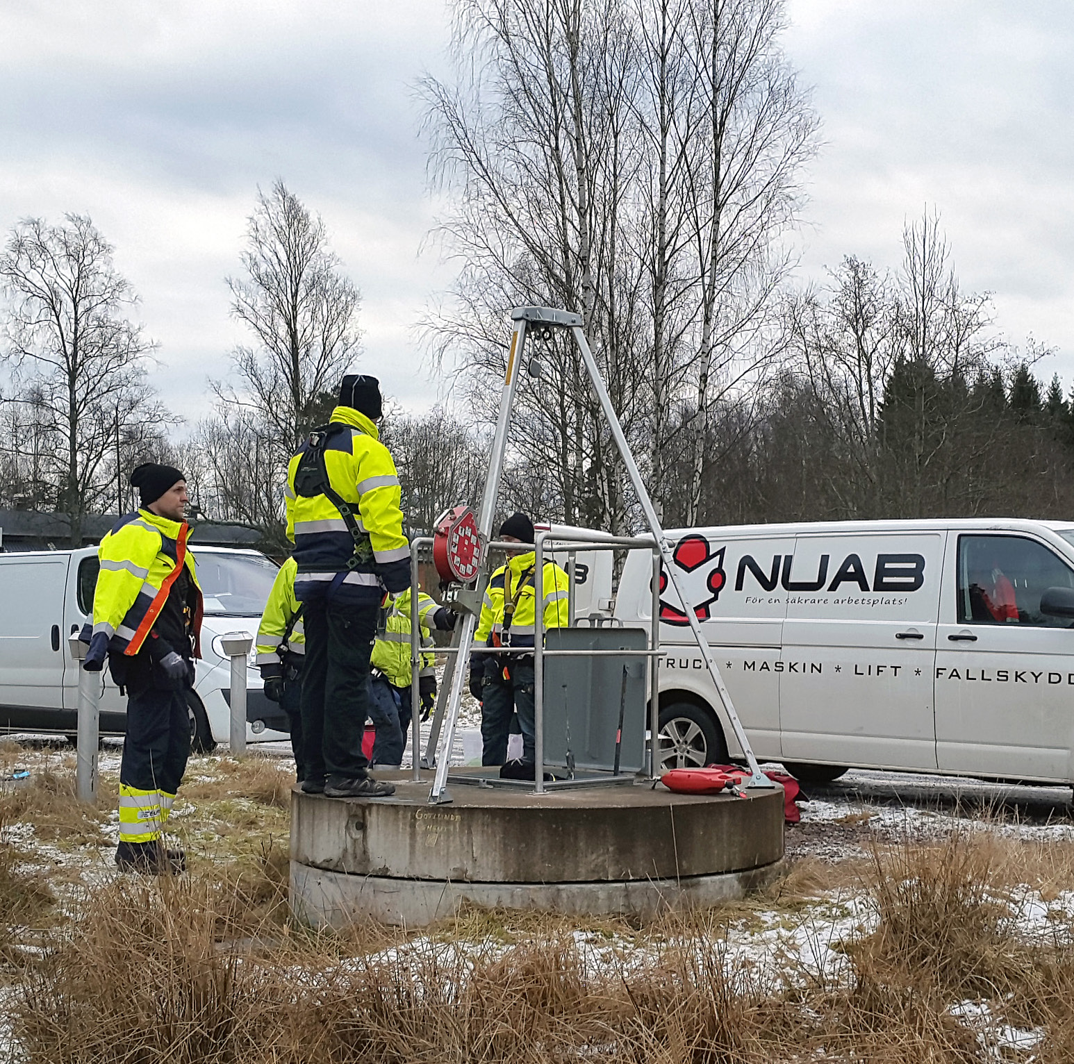 SLUTNA UTRYMMEN 1-dagsutbildning innehållande både teori och praktiska arbetsoch räddningsövningar. De praktiska momenten utförs på NUABs mobila utbildningsplattform.