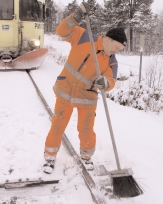 Snö, inlaga 02.12.19 02-12-19 13.52 Sida 8 Snöröjning av spårväxel Snö och is måste avlägsnas genom sopning av växeln innan ett fordon kan passera.
