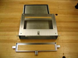 3. Så här installerar du VLT Automation Drive FC 300 3 Bild 3.48: Den övre kanalens låsplatta monterad Bild 3.49: Kapslingstopp monterad Bild 3.50: Rittal-kapsling sedd uppifrån 3.4.3. Installation av Rittal-kapslingar, forts.