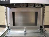 3. Så här installerar du VLT Automation Drive FC 300 Utskärningen görs på den innersta boxplattan. De återstående två boxplattorna måste tas bort innan den nedre kanalen kan installeras. 3 Bild 3.