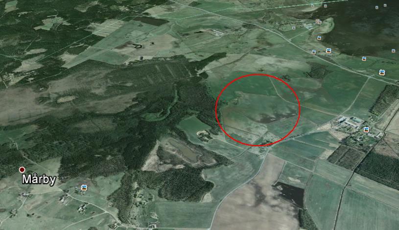 Figur 3. Vertikalprofil av flygningens aktuella del plottad längs färdvägen. Figur 4. Vald landningsplats markerad med en röd ring. Bildkälla: Google Earth.