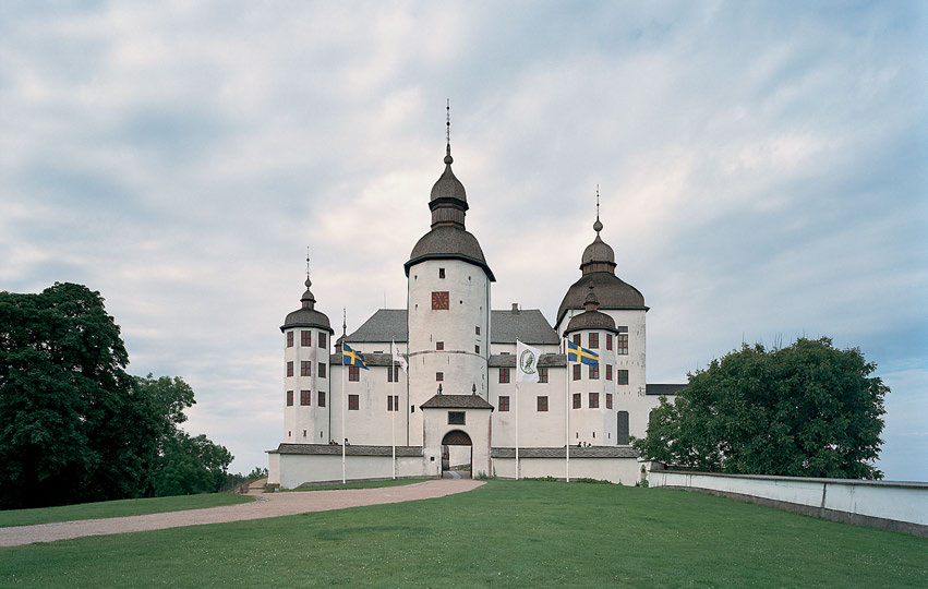 figur 1. Läckö slott är ett uppskattat besöksmål. Fastigheten, med bebyggelse och jordbruksmark, har en lång historia som illustrerar många aspekter av svensk historia och kulturhistoria.