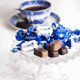 TVISTAD CHOKLAD Små chokladbitar som tvistas i reklampapper. Vi trycker pappret och tillverkar chokladen under samma tak.