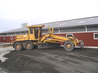 Bilaga 1-7 Handbok, Flygaska i mark- och vägbyggnad, Grusvägar 4 UTFÖRANDE Askan som blandas vid Kraftvärmeverket transporteras med lastbilar, se figur 6b.