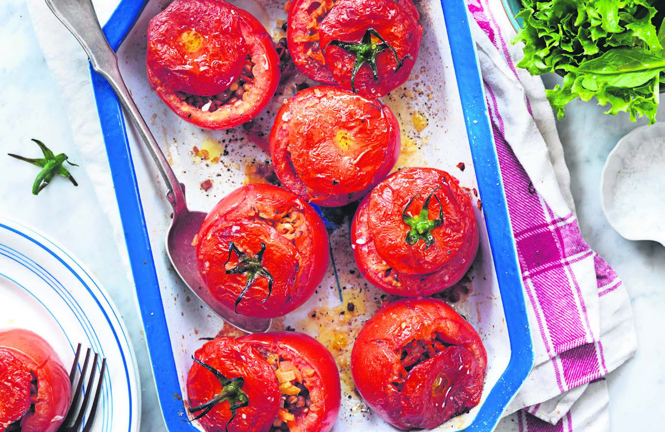 RECEPT 2 40 min 331 kcal/port Fett 23% Kolhydrater 60% Protein 17% Fyllda tomater med rostat vitkålsmos Ugnsbakade tomater fyllda med linser och morötter.