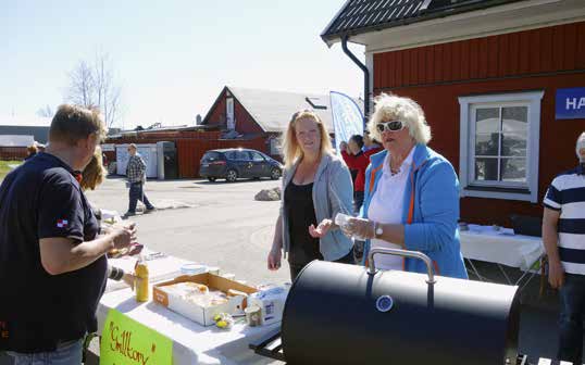 Alla räddade gick sedan nöjda vidare till SSRS, vars båt nu lagt till vid gästbryggan. Där fick man gå ombord och imponeras av fartyget och dess trevliga personal.