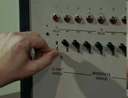 Konformitet Milgrams lydnadsexperiment Solomon Asch experiment: - Försökspersonen tror att de övriga i gruppen är vanliga försökspersoner - Han/hon hör när de andra avger sina svar - Svaren är