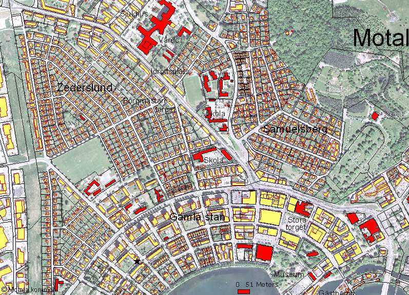 Mätplats Mätutrustningen avseende partiklar (PM10) var placerad i gaturumsmiljö utmed Drottninggatan/ Drottningplan i Motala. Intagssonden är belägen ca 2 meter ovan marknivå.