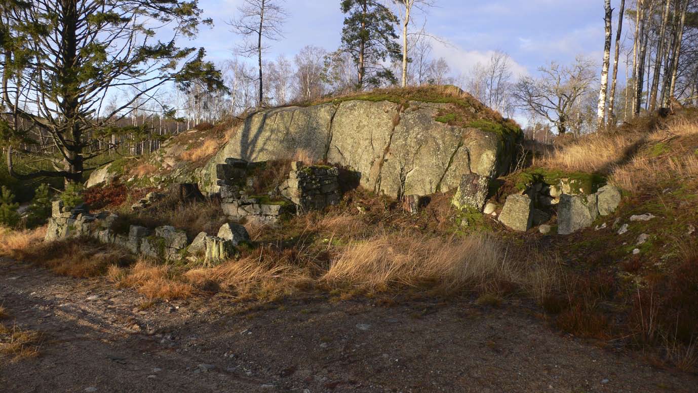 Rio nr 7 8 9 Typ Gränsmärke Gränsmärke Gränsmärke Bedömning Längd 1 1,2 1,2 Bredd 0,8 0,8 0,4 Höjd 0,15 0,3 0,1 Antal 1 1 1 Skada skadad Skadad Skadad Läge Dalgång Dalgång Sluttning Markslag