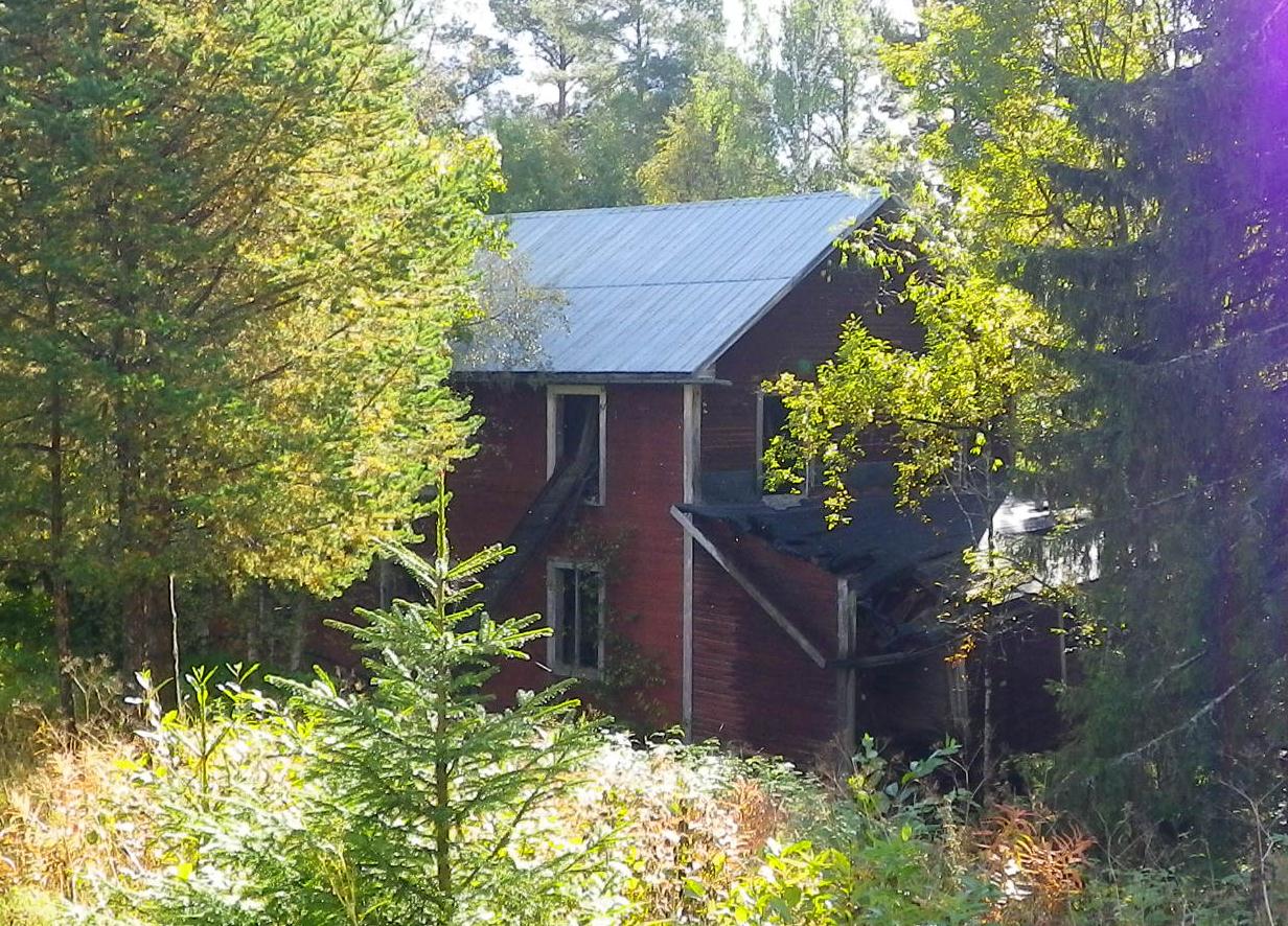 Korsträsk ligger i en älvfåra med leravlagringar, och bortsett från risken för ett långsamt utläckage av kvicksilver kan spridning intensifieras i samband med vårflodens flödestoppar.