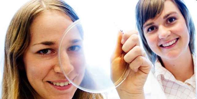 Forskaren Maria Gröndahl, t v, bildade för fem år sedan Xylophane tillsammans med Lisa Bindgård.