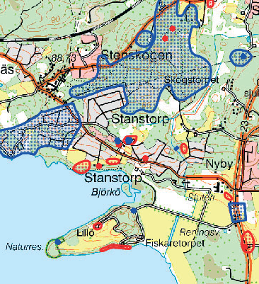 Förutsättningar sjöns strand tidigare legat innan sjösänkningen. Ringsjöns vatten är reglerat vilket innebär att bestämda nivåer ska hållas genom reglering av sluss vid Sjöholmen.