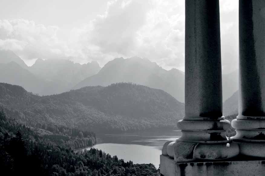 Utanför Füssen i bayerska alperna ligger slottet Neuschwanstein som byggdes på kung Ludwig II av Bayerns begäran. Slottet är ett av beräknat.