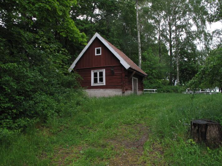 2 VÄSTERBYSTUGAN Mangårdsbyggnaden kommer från Västerby i trakten och härstammar från 1750-talet. Den skänktes föreningen år 2000 och har sedan dess återuppförts på platsen.