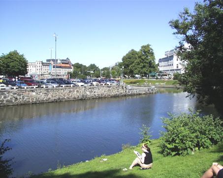 UTMANING 3 Håll dagvattnet rent Föroreningsbelastning på urbana recipienter dagvatten en betydande föroreningskälla EUs kemikalielista med många organiska föroreningar, som vi inte vet så mycket om