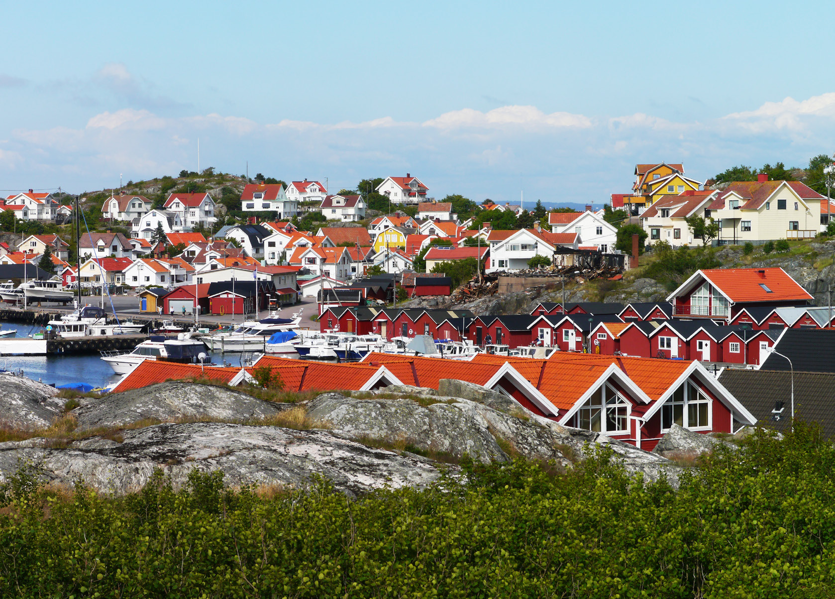 är en aktivt förvaltad fond som investerar i aktier i småbolag knutna till Sverige.