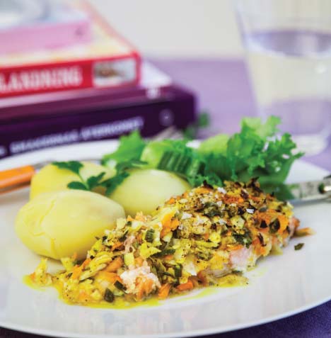 UGNSBAKAD LAX MED CURRYSTRÖSSEL OCH POTATIS RECEPT Ca 0 min Ca 600 gram laxfilé ½ tsk flingsalt* krm svartpeppar* Curryströssel medelstor morot medelstor palsternacka ½ purjolök, både den vita och