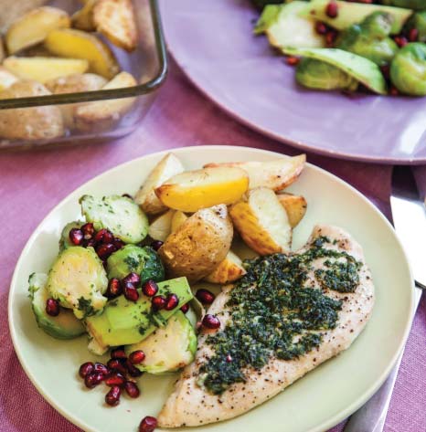 CITRON OCH VITLÖKSKYCKLING, ROSTAD POTATIS OCH VACKER SALLAD RECEPT Ca 40 min Kyckling 700 gram tvådelad kycklingfilé ¾ ask persilja tsk torkad timjan* 50 gram rumsvarmt smör 4 vitlöksklyftor Rivet