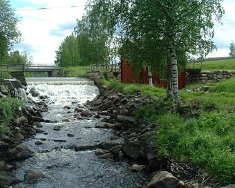 13 Det här kortet från omkring 1947. Här syns hur huset var från början. Idyllen är fullständig. Ovan kafferast i solen. Till vänster Anton Forsberg (kusin till farmor?).