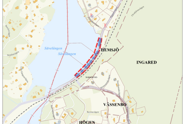 Båt- och badhus vid Lillelången (9) Miljön består av mindre, enkla båt- och badbodar som är belägna utmed sjön Lillelångens östra strandkant, nedanför vägbrinken.