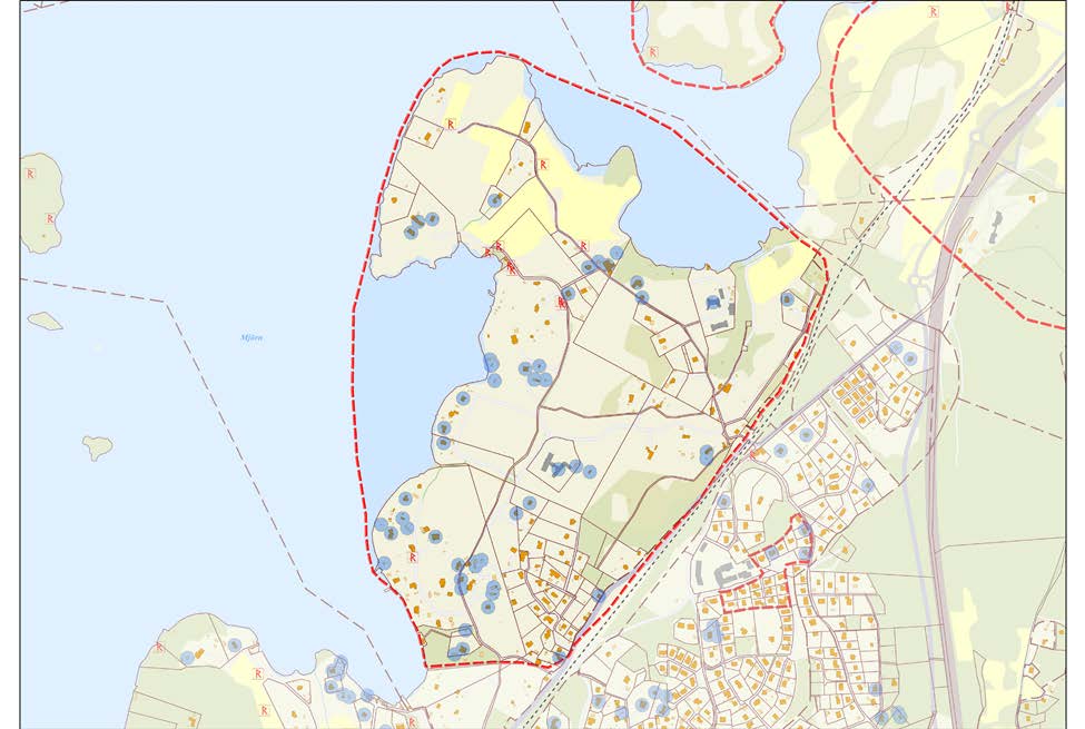 Ytterhall och Sommarro (10) Fornlämningsmiljön består av stenåldersboplatser, fyndplatser och domarringar. Inom området finns ett flertal sommarvillor med högreståndskaraktär.