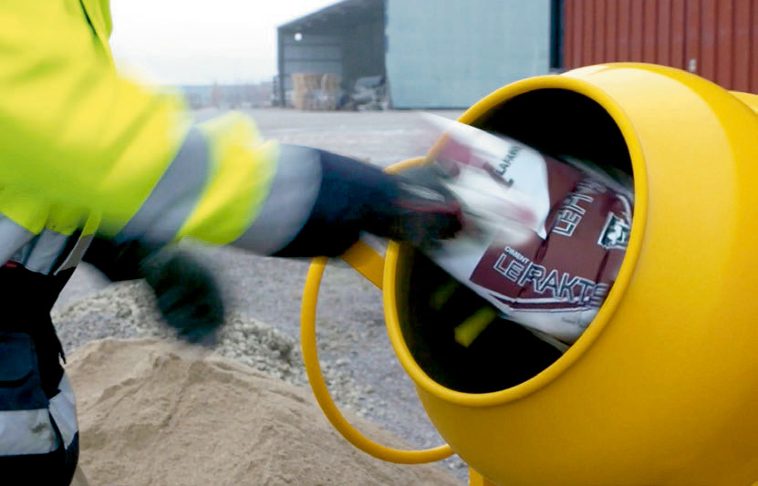 HÅLLBARA SÄCKEN SOM BLIR ETT MED CEMENTEN Cementsäcken, D-sack, bokstavligen försvinner då den läggs ned i cementblandaren.