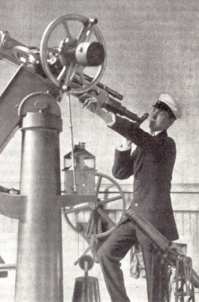 Emellertid ville han ha ytterligare bekräftelse och ringde därför till Uppsala Observatorium, där författaren, som då tjänstgjorde som amanuens, blev väckt vid fyratiden på morgonen.