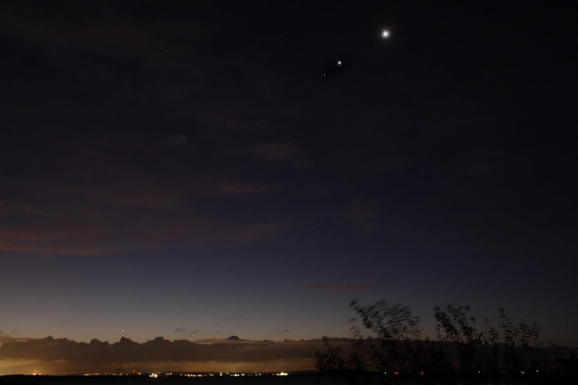 9 2. Fyra planeter. Under slutet av oktober inträffade en konjunktion på morgonhimlen med planeterna Venus, Jupiter och Mars inblandade.